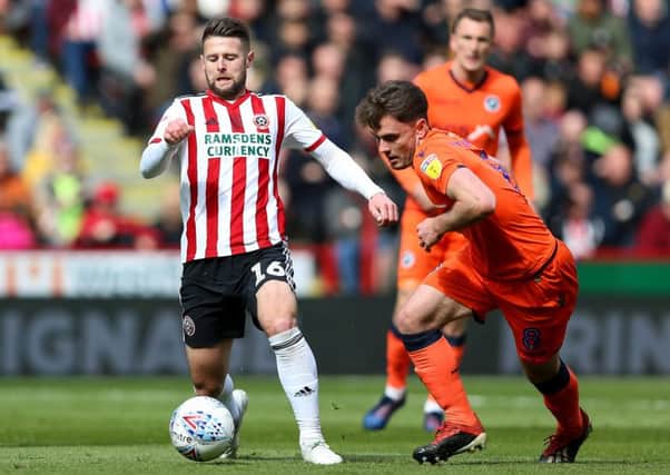 Oliver Norwood (L) of Sheffield United and Ben Thompson of Millwall battle for the ball (Picture: James Wilson/Sportimage)