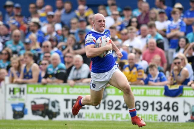 Wakefield's Lee Kershaw races away to score his side's first try.  Picture Jonathan Gawthorpe