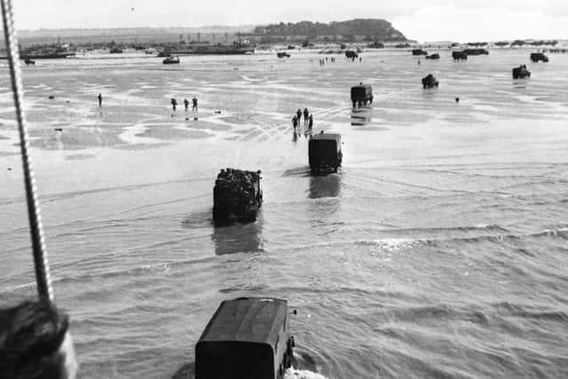 Allied troops disembark from landing crafts during D-Day 06 June 1944 after Allied forces stormed the Normandy beaches.    Photo  :AFP/Getty Images)