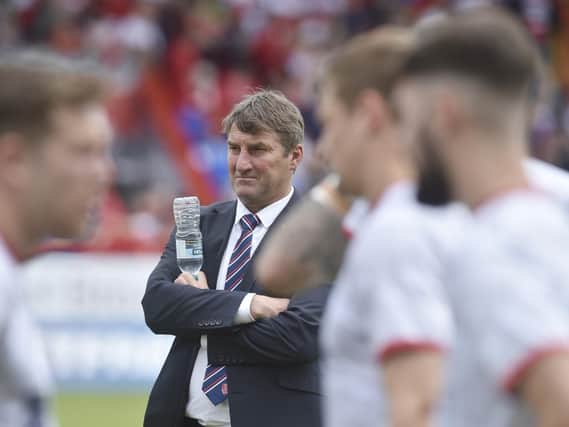 New Hull KR coach Tony Smith assesses his players before kick-off (PIC: STEVE RIDING)