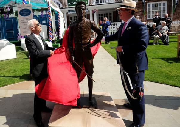 Lester Piggott admires the life-size bronze that the legendary unveiled at York with racecourse chairman Lord Grimthorpe.
