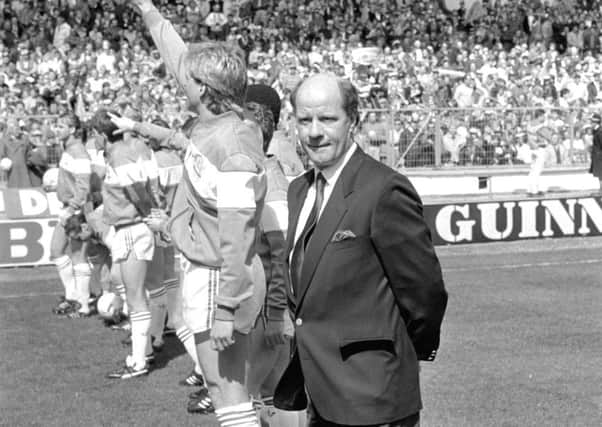 Queens Park Rangers manager Jim Smith lines up on the Wembley pitch alongside his team in 1986