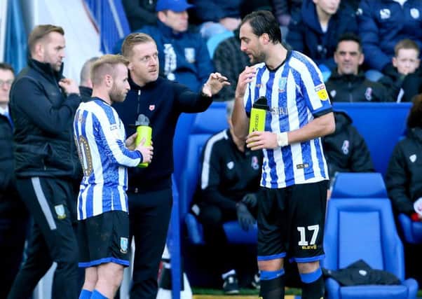 Sheffield Wednesday manager Garry Monk (centre) speaks with Sheffield Wednesday's Barry Bannan (left) and Atdhe Nuhiu (Picture: PA)