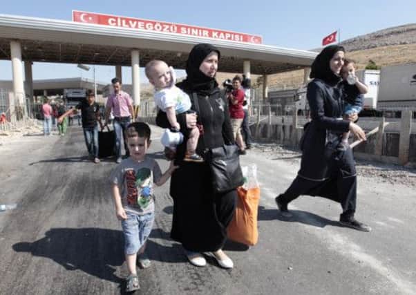 Syrian refugees pass through the Turkish Cilvegozu gate border