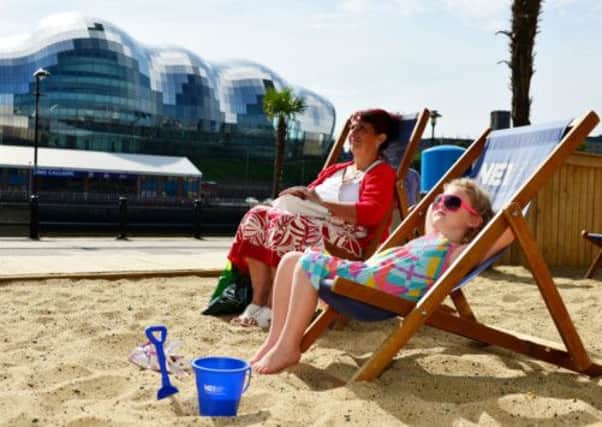 Neve Herring 4 (right) with her grandmother Jeninifer Campbell (left)enjoy the sun on Newcastle's Quayside