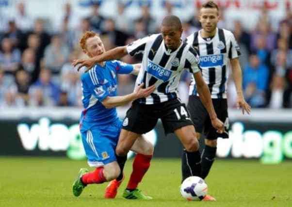 Hull City's Stephen Quinn (left) and Newcastle United's Loic Remy battle for the ball