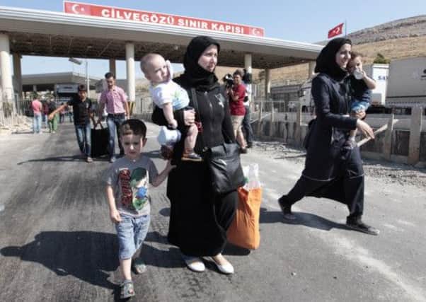 Syrian refugees pass through the Turkish Cilvegozu gate border
