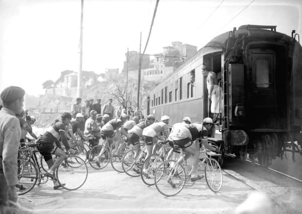 1950, Milan: 
The peloton is held up as a train crosses the route.
Photo: Offside / L'Equipe.