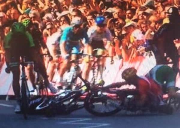 Mark Cavendish crashes near the finish line