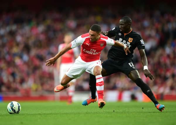 Arsenal's Alex Oxlade-Chamberlain (left) battles for the ball with Hull City's Mohamed Diame.