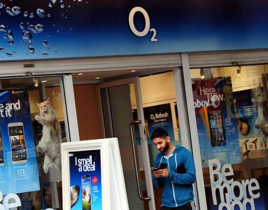 Hutchison Whampoa has entered exclusive talks to buy O2