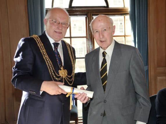 The former Lord Mayor of Leeds Cllr Tom Murray presents the Leeds Award to Victor Watson CBE