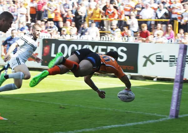Denny Solomona dives in for his second try.