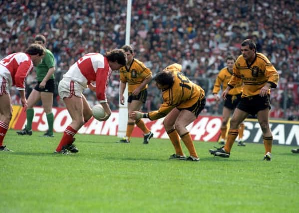 Action from the 1986 Silk Cut Challenge Cup Final.