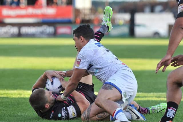 Kevin Locke tackles Rhys Hanbury of Widnes Vikings during the Wakefield Wildcats v Widnes Vikings in the Super 8s Qualifiers Round 5 clash.
RLPHOTOS.COM