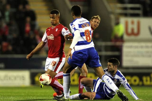 Jonson Clarke-Harris escapes from Oliver Norwood, Paul McShane and Michael Hector.
Rotherham Utd v Reading.  SkyBet Championship, New York Stadium. 20 October 2015.  Picture Bruce Rollinson