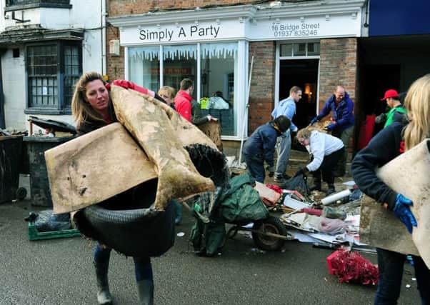 Residents and volunteers help clear up the flood damage on Bridge Street, Tadcaster.
29th December 2015.
Picture : Jonathan Gawthorpe