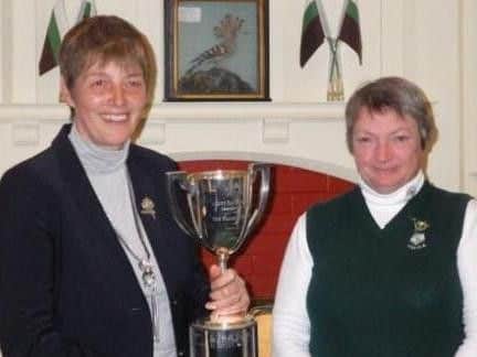 Jo Davy receives the Elliott Trophy for best net qualifying score from YVLGA captain Carolyn Kirk.