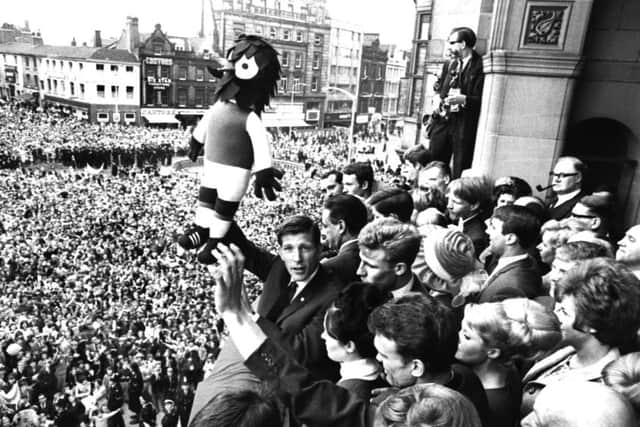 Sheffield Wednesday at Wembley 1966

Sheffield Wednesday 1966 Players on Town Hall balcony