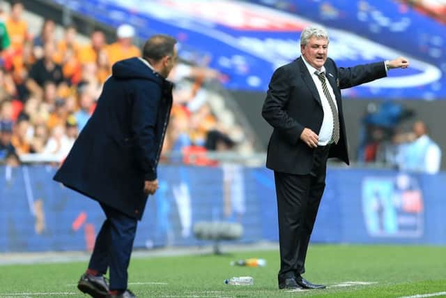 Hull City manager Steve Bruce (right) and Sheffield Wednesday manager Carlos Carvalhal on the touchline.