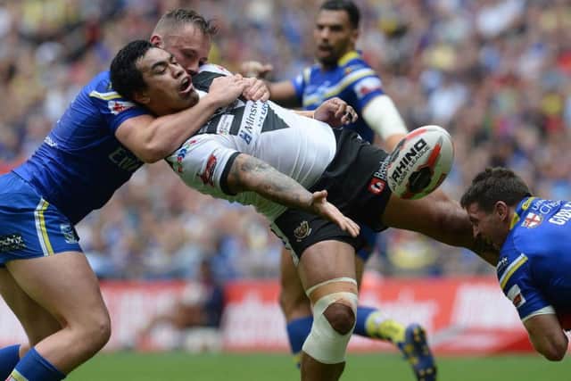 Mahe Fonua passes the ball under pressure from Warrington Wolves' Ben Currie and Kurt Gidley (right) (PA)