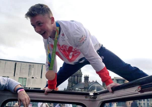 Nile Wilson impersonates Max Whitlock's famous pose (Photo: Twitter)