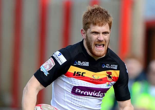 Kris Welham, who played for Bradford Bulls last season, has joined Salford Red Devils while erstwhile Odsal team-mate Alex Mellor completed a move to Huddersfield Giants.