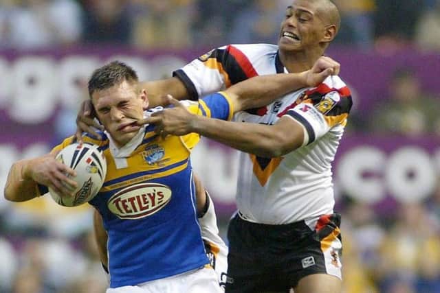 Bradford Bulls's Leon Pryce (R) tackles Leeds Rhinos's Kevin Sinfield
during the Engage Super League Grand Final at Old Trafford, Manchester, Saturday October 15, 2005.