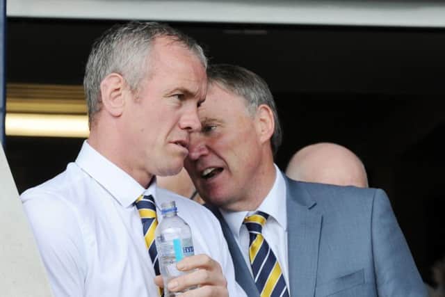 Leeds Rhinos' chief executive Gary Hetherington chats to head coach Brian McDermott.