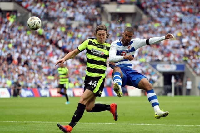Reading's Lewis Grabban shoots under pressure from Huddersfield Town's Michael Hefele . Picture: Nick Potts/PA