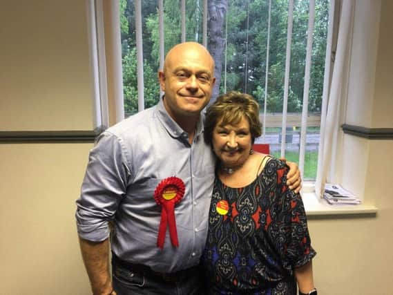 Ross Kemp with Labour's Elsie Butler. (Photo: Elsie Butler/Twitter).