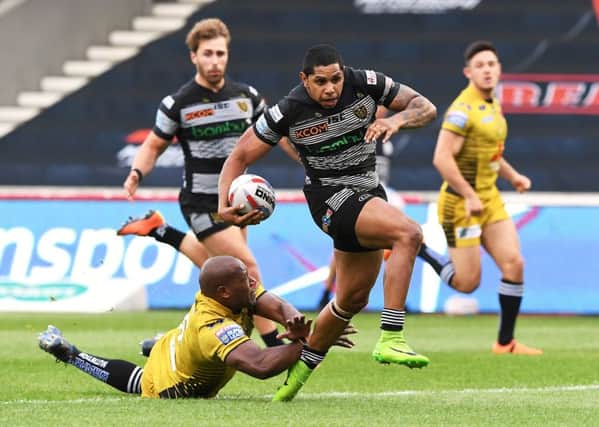 Albert Kelly evades a tackle from Rob Lui to score Hull's second try.  Picture Bruce Rollinson