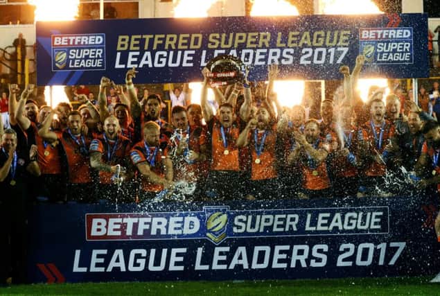 Betfred Super League Super 8's.
Castleford Tigers v Wakefield Trinity.
Castleford's players celebrate as captain Michael Shenton lifts the League Leaders Shield.
17th August 2017.
Picture Jonathan Gawthorpe