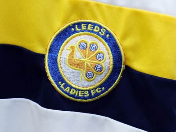 The former Leeds Ladies FC crest.